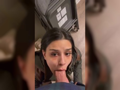 Elle se fait baiser la bouche pendant 10 minutes
