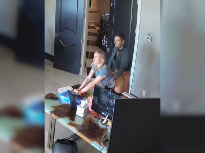 Un patron baise sa secrétaire sur son bureau