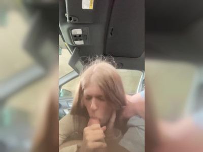Une prostituée rousse suce une queue dans une voiture