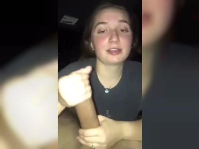 Elle s'entraine sur une grosse queue