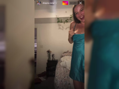 Une fille en nuisette montre ses beaux seins lors d'un live Instagram