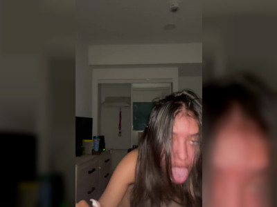 Cette jeune latine est une vraie nympho