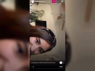 Elle oublie qu'elle est en live et montre ses seins sur Instagram