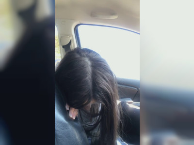 Elle se doigte le cul dans sa voiture
