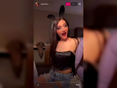Trois montrent leurs seins lors d'un live