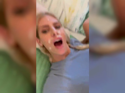 Il jouit sur son visage et continue de la baiser