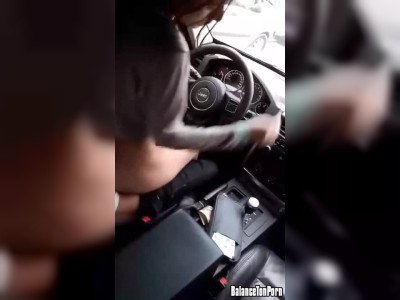 Elle chevauche son mec pendant qu'il est en train de conduire