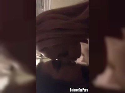 Deux copines blanches se partagent une grosse bite noire