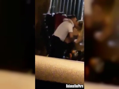 Ils filment leur voisin avec une blonde de Tinder