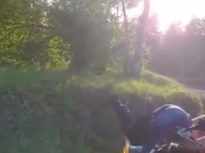 Un motard se fait sucer sur sa moto