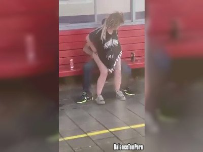 Un couple baise en plein jour dans station de RER
