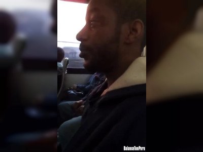 Elle met la honte à un pervers qui se touche à coté d'elle dans le bus
