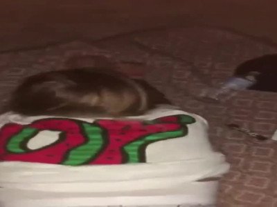 Une blonde mince se fait baiser string sur le coté