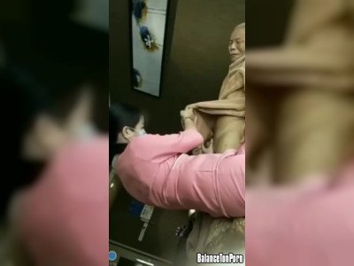 Une infirmière branle un vieux patient