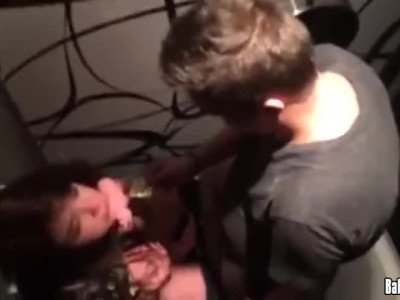 Grillé en train de se faire sucer dans les toilettes