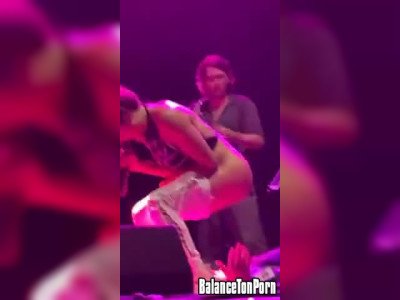 La chanteuse Sophia Urista urine sur un fan, en plein concert