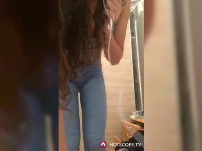 Elle montre son cul parfait en essayant un jean ultra serré