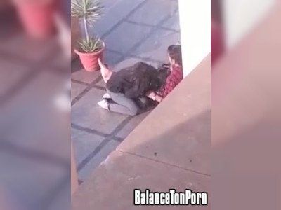 Il filme sa voisine qui suce un mec sur sa terrasse
