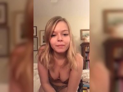 Elle s'entraine à la fellation avec une glace