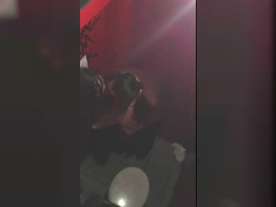 Grillée en train de tromper son mec dans les toilettes d'une boite de nuit