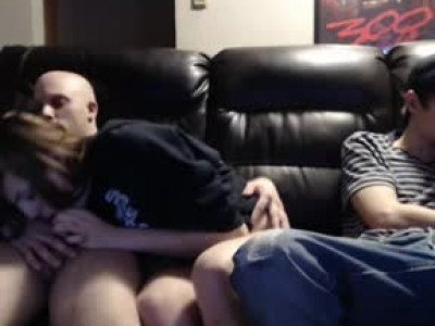 Elle suce deux gars sur le canapé puis elle se fait baiser