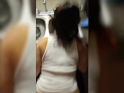 La mère d'un pote se fait baiser dans sa cuisine