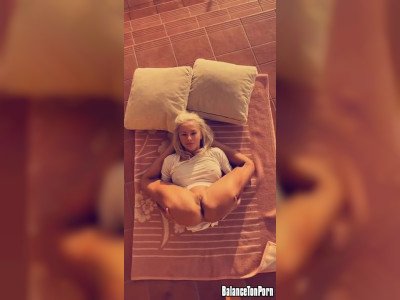 La youtubeuse Yoga Flocke fait du yoga toute nue