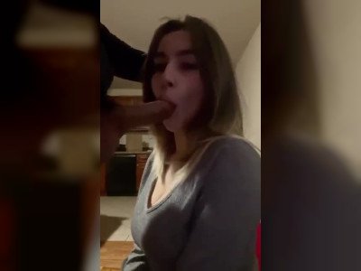 Une blonde se laisse baiser la bouche par une grosse queue