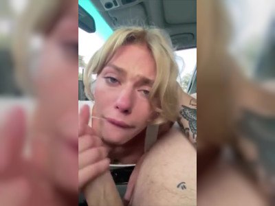 Une blonde mignonne suce son mec dans un parking