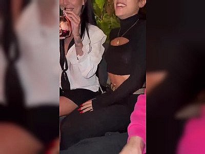 Des italiennes montrent leurs seins sur internet