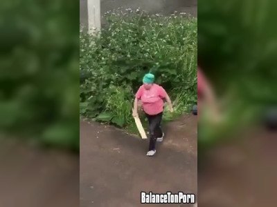 Une mère corrige sa fille qui baise en pleine rue