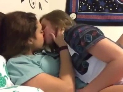 Deux filles se roulent des pelles pour faire monter les vues sur Periscope