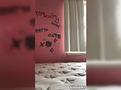 Une petite brune bien bonne se gode devant sa webcam