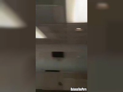 Une jeune maman s'exhibe et boit son lait maternel
