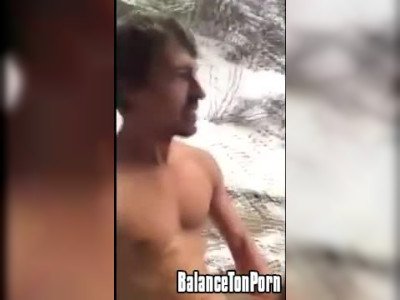 Ils baisent dans la neige et se font surprendre