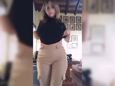 Une blonde dévoile sa jolie paire de seins