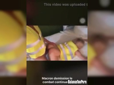 Une blonde se fait baiser avec un Gilet Jaune et crie Macron démission