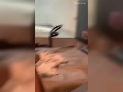Une latine chevauche une queue en se déhanchant comme pro
