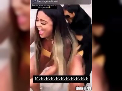 Elle excite un chien pour les likes
