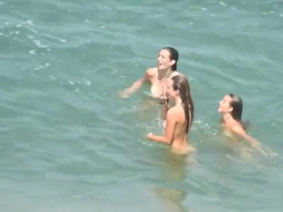 Un pervers filme une famille de nudistes