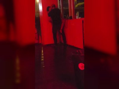 Ils baisent sur la piste de danse