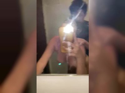 Une asiatique se filme en train de se faire mettre dans les toilettes