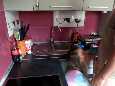 Baisée dans la cuisine avec sa culotte