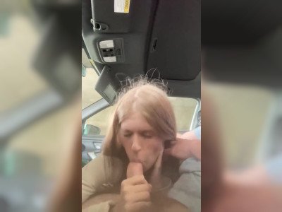Une prostituée rousse suce une queue dans une voiture