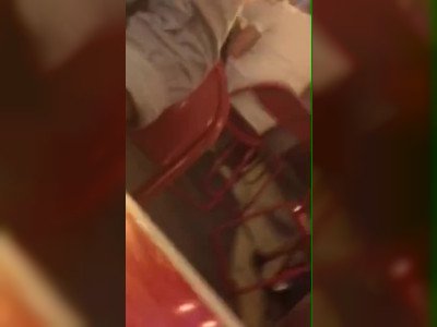 Elle branle son mec au milieu du bar