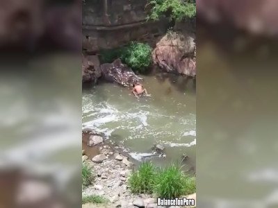 Ils baisent dans une rivière, en pleine ville