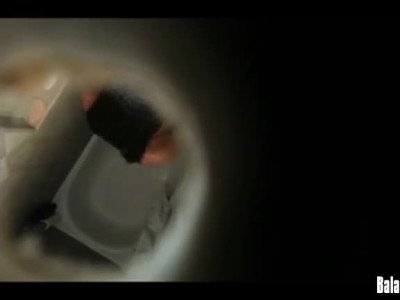 Une fille se touche dans sa baignoire (caméra cachée)