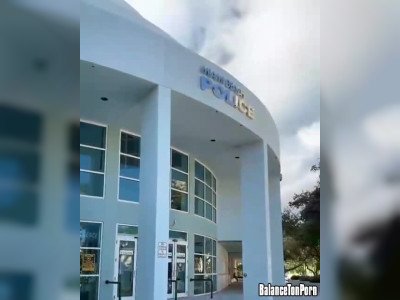 Trois filles se font arrêter pendant une séance d'exhib