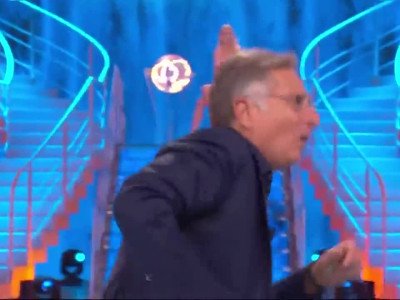 Une candidate d'un jeu tv montre ses fesses en plein direct
