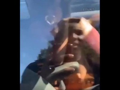 Grillée en train de se toucher dans sa voiture